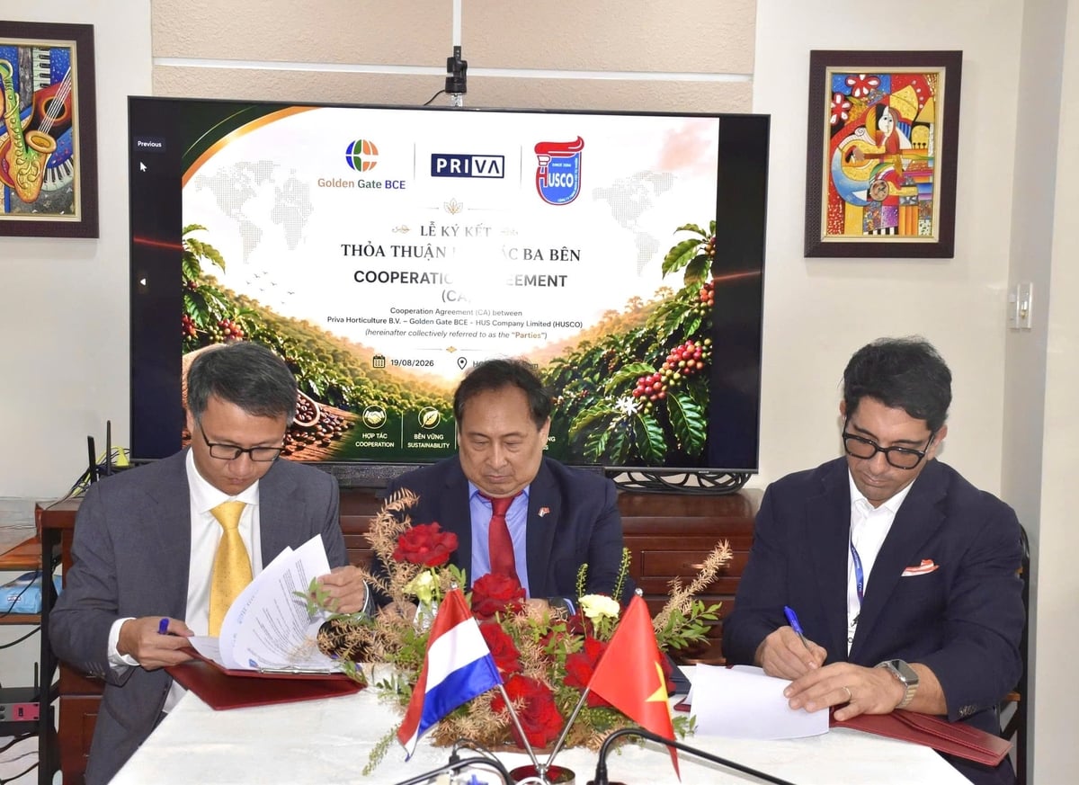 Đại diện ba bên ký biên bản hợp tác triển khai thí điểm mô hình tưới tiêu và bón phân chính xác phục vụ sản xuất cà phê bền vững tại Việt Nam.Ảnh: HUSCO. Đại diện ba bên ký biên bản hợp tác triển khai thí điểm mô hình tưới tiêu và bón phân chính xác phục vụ sản xuất cà phê bền vững tại Việt Nam.Ảnh: HUSCO.